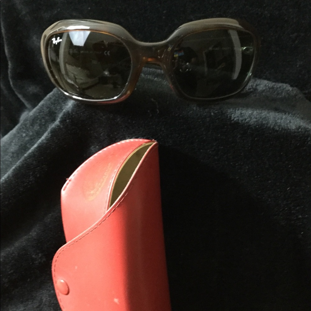 Ray-Ban Model  women’s tortoise shell sunglasses